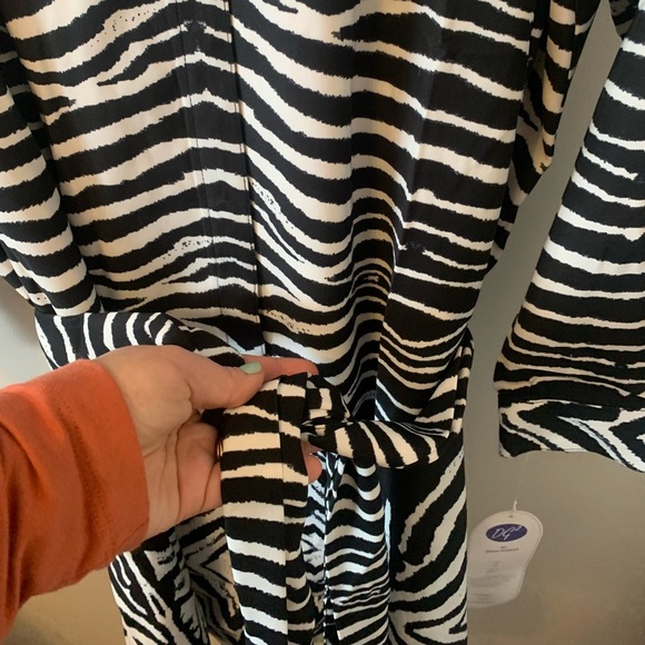 NWT /DG2 by Diane Gilman / Long Sleeve / Long Button Down with Belt at waist 3X - Picture 5 of 8